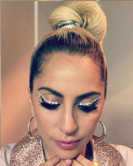 Unexpected glitter with bright dress